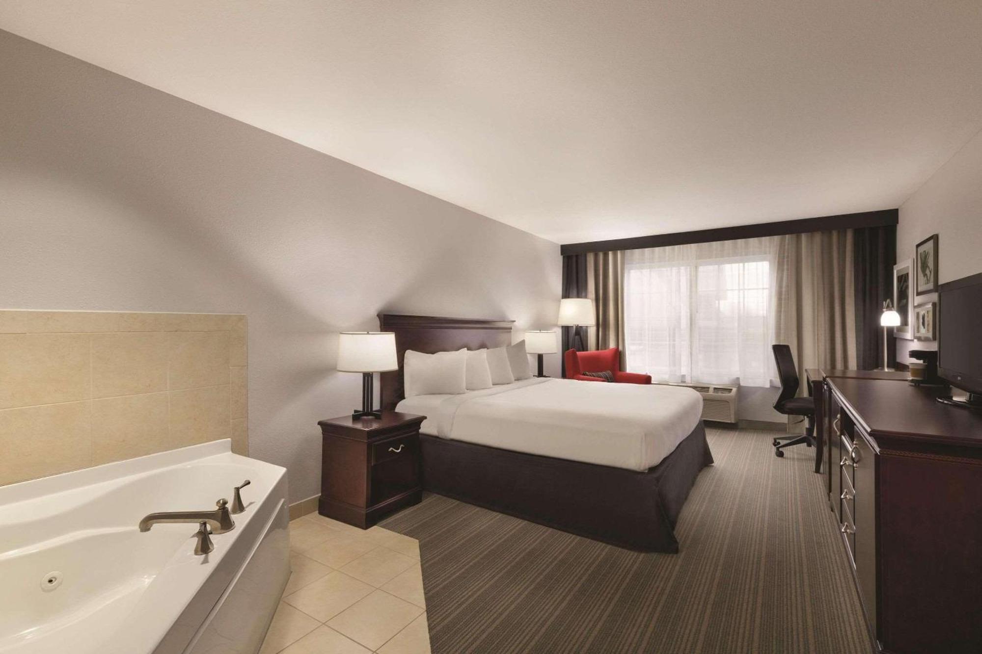 Country & By Radisson, Madison, Al Hotel Madison