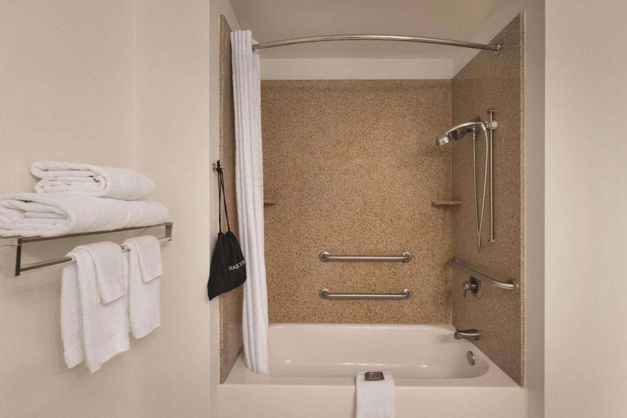Country & By Radisson, Madison, Al Hotel 3*