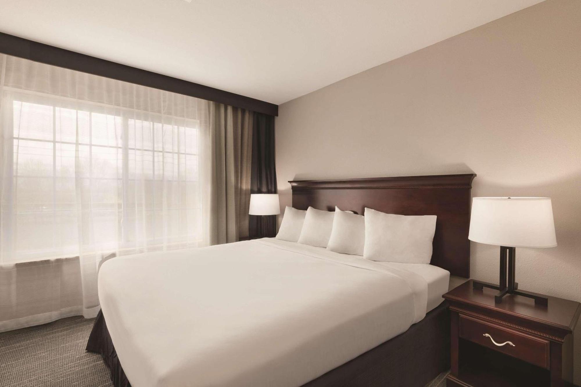 Country & By Radisson, Madison, Al Hotel 3*